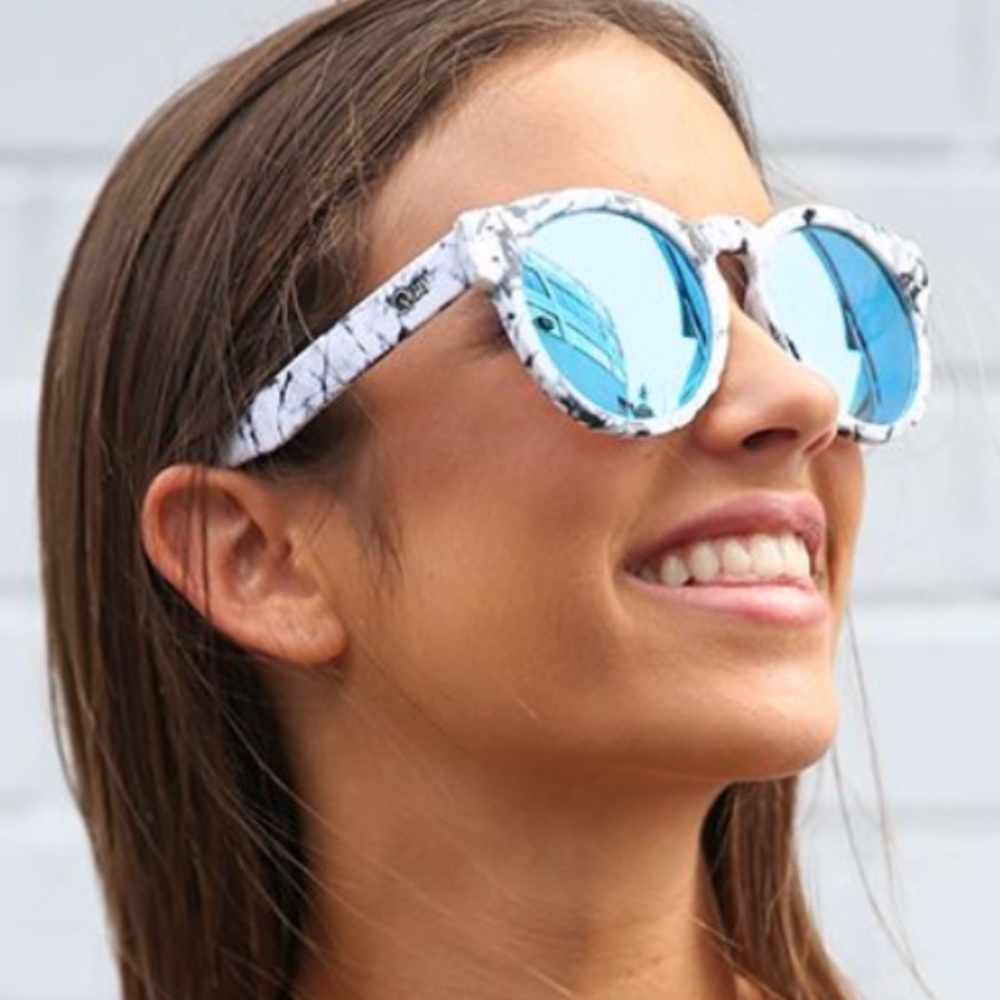 QUAY AUSTRALIA BLUE MIRROR SUNGLASSES NWT